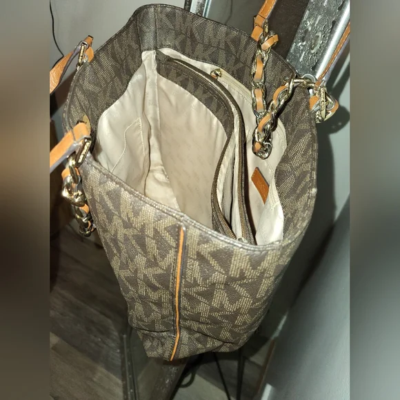Michael Kors Monogram Satchel😍👜 - Picture 3 of 12